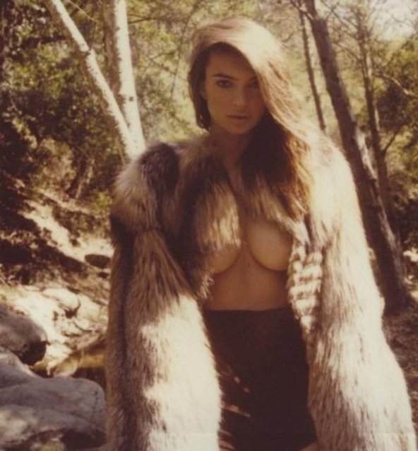 İngiliz model Ratajkowski de daha önce paylaştığı fotoğraflarıyla olay yaratmıştı.