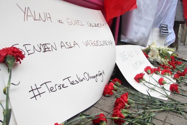 Beyoğlu İstiklal Caddesi'nde dün canlı bomba saldırısının gerçekleştiği yere Türk bayrakları asıldı, karanfiller ve "Korkmuyoruz" yazılı kartonlar bırakıldı.