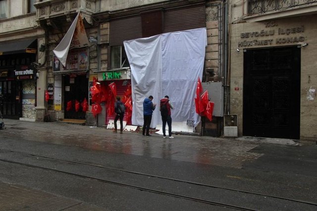 Sabah saatlerinde patlamanın olduğu yerden geçen yerli ve yabancı turistler ölenler için karanfiller bıraktı.