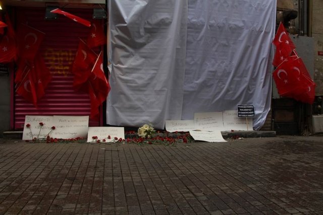 Bir kağıt toplayıcısı da arabasıyla patlama yerine gelerek ölenler için saygı duruşunda bulundu.