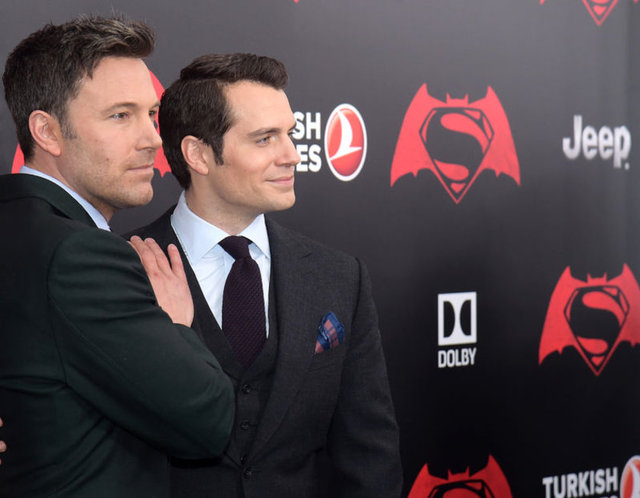 Filmin prömiyeri için 51. sokak ile 5 ve 6. caddeler arası trafiğe kapatılırken, yoğun güvenlik önlemleri de dikkati çekti.  Yapımcılığını Warner Bros.'un, yönetmenliğini Zack Snyder'ın yaptığı filmin senaryosunu ise David S. Goyer yazdı.