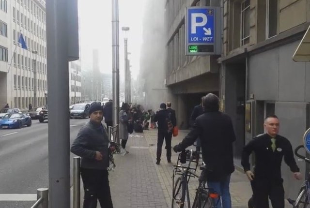 Metro istasyonunun hemen yanıbaşında AB Komisyonu ve AB Konseyi binaları bulunuyor.