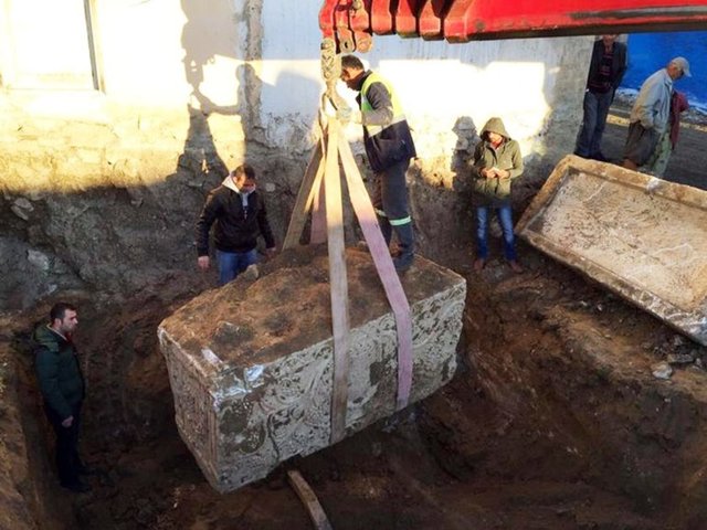 Jandarma ekiplerinin incelemesi sonrası olay yerine gelen Denizli Müze Müdürlüğü yetkilileri, buluntunun Doğu Roma dönemine ait üç lahit olduğunu saptadı.