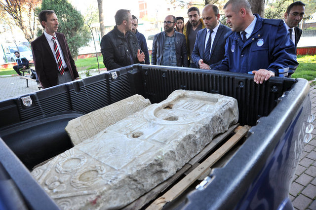 Kale Mahallesi Narlı Mevkisi'nde kaçak kazı yapıldığı ihbarı üzerine olay yerine giden jandarma ekipleri, yol kenarına bırakılmış lahit buldu.