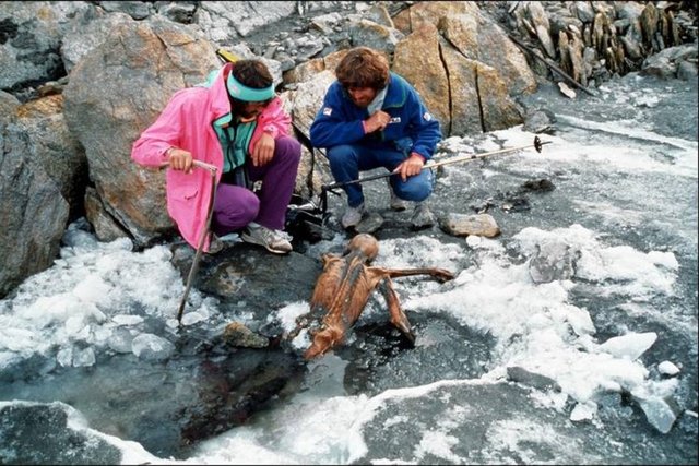 5300 YILLIK TAŞ DEVRİ ADAMINA ÖZENİP AYNISINI YAPTI! - 1991 yılında Alp dağlarının İtalya-Avusturya sınırında bulunan mumyalaşmış ceset insanları şaşkına çevirmişti. Çünkü bilimadamları yaptıkları incelemeler sonucu bu cesedin 5300 yıllık olduğunu açıklamışlardı.