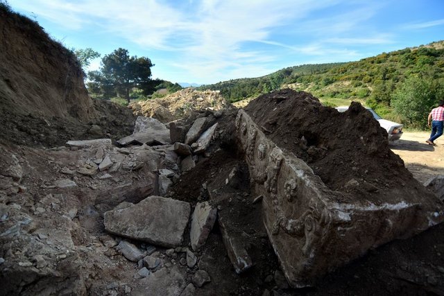 Roma dönemine ait olduğu belirlenen lahit, Manisa Müze Müdürlüğüne teslim edildi.