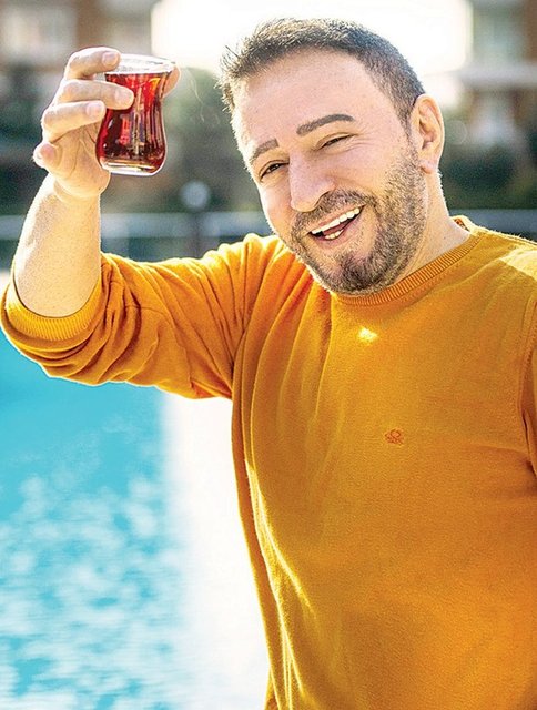 Topaloğlu 'Sağ kaşım yandı, kıl çıkmadı. O boşluğu doldurmak için operasyon yaptırdım. Sonra diğerini ona uydurmaya çalıştılar. Ortaya böyle bir şey çıktı." dedi.