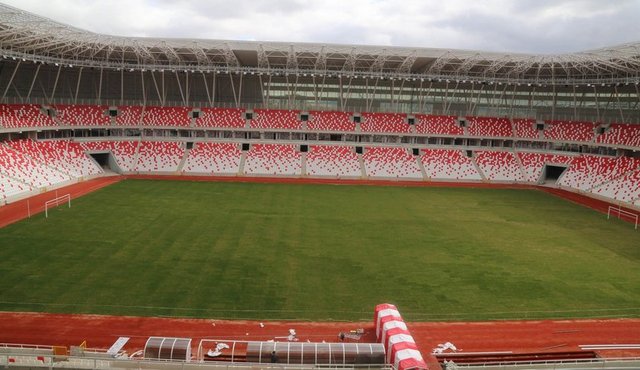 Stadyum içinde boya işlemleri sürerken, diğer yandan da temizlik çalışmaları yapılıyor.