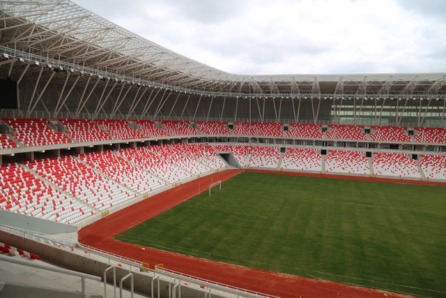 Tamamlandığında Türkiye'nin en modern stadyumlarından biri olacak Yeni 4 Eylül Stadyumu'nda çalışmalar aralıksız sürüyor. 