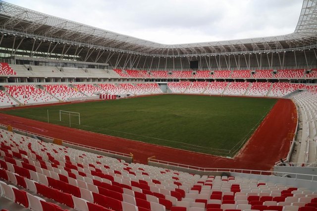 Çevre düzenlemesi yüzde 58 seviyesinde devam eden stadyumun altyapı, VIP ve basın tribününün koltuklarının takılma işlemleri ise önümüzdeki günlerde başlayacak.