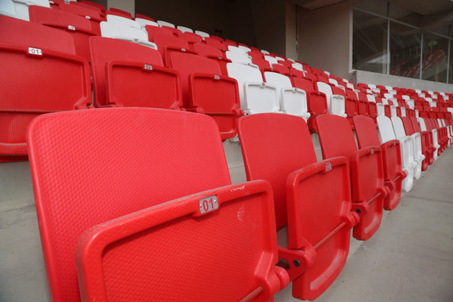 27 bin 500 seyirci kapasiteli stadyumda, 50'nin üzerinde loca, tribün ısıtma, yağmur ve kar sularının toplanıp kullanma, güneş enerji panelleri, mağaza, kafe, mescit, lokanta, amatör kulüpler içinde soyunma odaları, 90 araçlık canlı yayın araç alanı ve toplam bin 118 araçlık otopark bulunuyor.