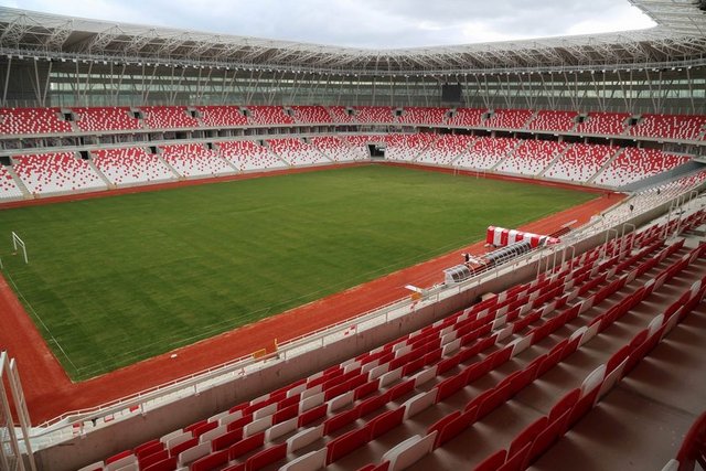 Türkiye'nin ilk ekolojik stadyumunda betonarme ve çelik imalatları, dış cephe kaplaması, stat aydınlatma, çatı imalatları, çim serme işlemleri, zemin ısıtma, skorboard, kale direkleri, ince imalatlar, koltuk montajının tamamı bitirilirken, stadyumda yedek kulübelerin montajına ise bugün başlandı.