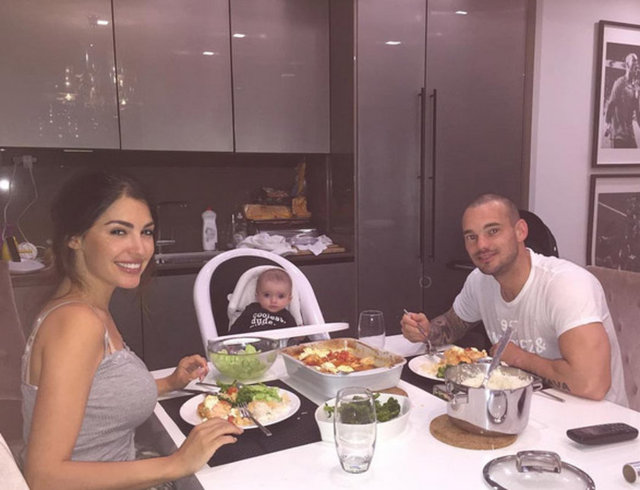 Yolanthe Cabau, oğlu Xess Xava ile şimdilerde doğup büyüdüğü İbiza'da.