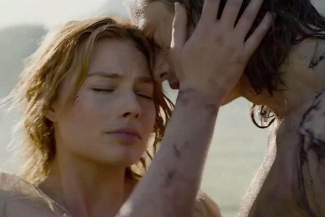 Başrollerini Leonardo DiCaprio ile paylaştığı The Wolf of Wall Street ile adını dünya çapında duyuran genç oyuncu Margot Robbie, yeni filmi Tarzan Efsanesi'ndeki rol arkadaşı Alexander Skarsgard'ı sakatladı.