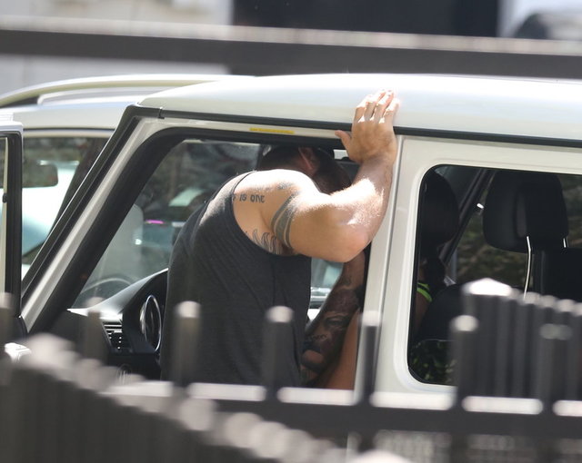 Sürücü koltuğuna oturan Lima, sevgilisiyle vedalaşırken genç adam güzel modeli öpmeye başladı. Spor salonunun bulunduğu binanın arka tarafındaki boşlukta kimsenin kendilerini görmediğini düşünen Lima ve sevgilisi uzun uzun öpüştü.