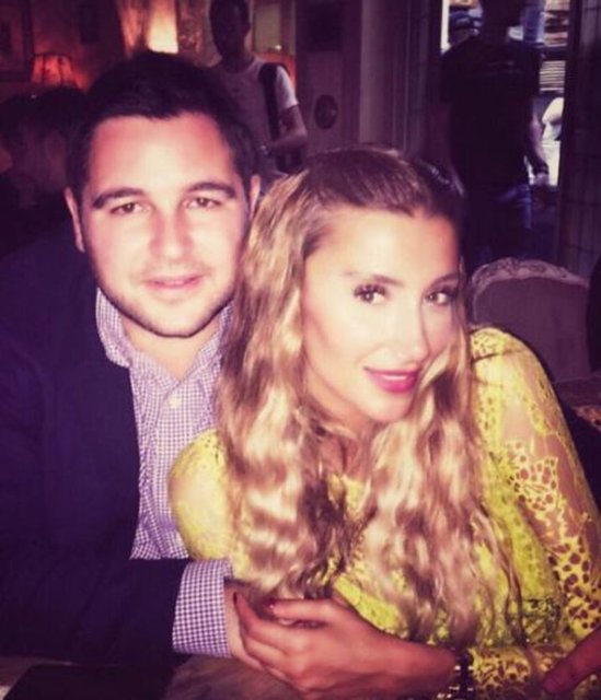 Çift birlikteliklerini sürdürüyor.