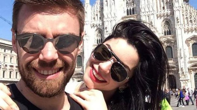 Bir süre önce evlenen Murat Dalkılıç ve Merve Boluğur aşkı da böyle gün yüzüne çıkmıştı.