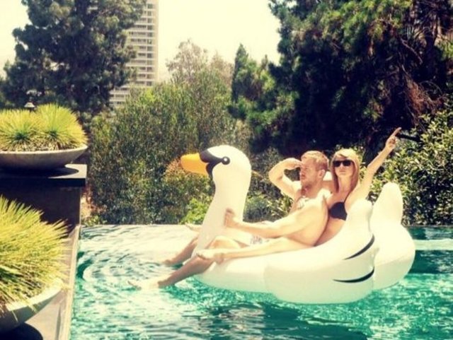 Taylor Swift ve Calvin Harris'in aşkı da ünlü çift tarafından bu pozla kamuoyuna duyuruldu.
