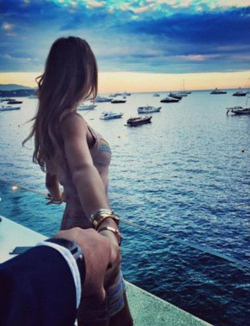 Bir dargın bir barışık ilişki yaşayan Özge Ulusoy ile Hacı Sabancı da tekrar bir araya geldiklerini bu paylaşımla duyurdu.