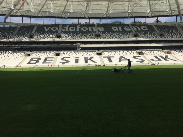 Siyah-beyazlı kulübün yapımı için 350 milyon liranın üzerinde harcama yaptığı Vodafone Arena, sahip olduğu birçok özellikle dünyanın en modern statlarından biri olarak gösteriliyor.