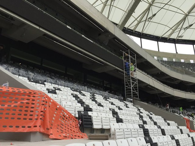 Stadın ses sistemi için İtalyan bir firmayla çalışılırken, seslerin kale arkasındaki tek bir skorboardun yanında bulunan hoparlörlerden çıkacağı ve sesin 184 metre desibel kaybına uğramadan yayın yapacağı belirtildi.