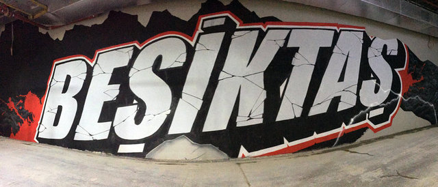 Arena'nın koridorlarında grafitiler