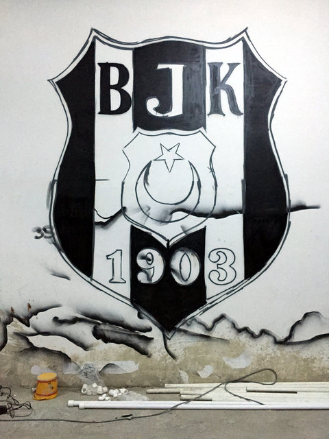 Arena'nın koridorlarında grafitiler