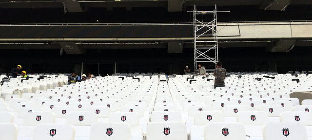 Dolmabahçe'deki statta tribünler ile saha zemini arasındaki mesafenin yakınlığı da göze çarpıyor.