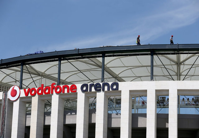 Vodafone Arena'da üçlü diye tabir edilen tezahüratı ilk olarak siyah-beyazlı takımın eski futbolcusu Pascal Nouma çektirdi. -  