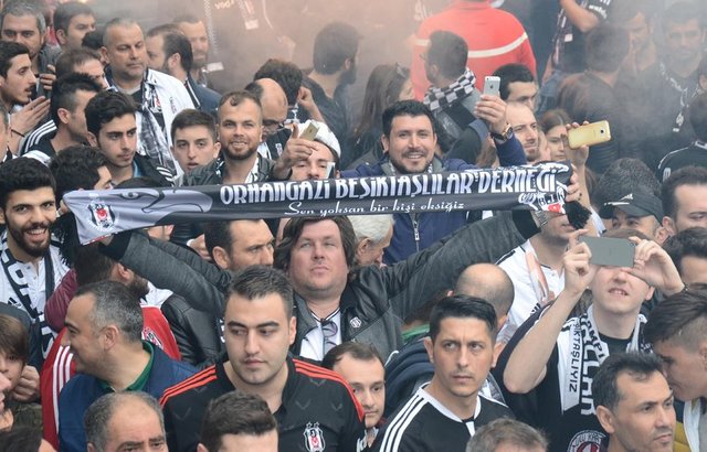 Taraftarlar erken saatlerden itibaren coşkulu tezahüratlarla karşılaşmaya hazırlandı. Stadın yeni halini dışarıdan görüntüleyen taraftarlar, tribünlerde de bol bol hatıra fotoğrafı çektirdi.