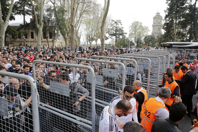 Beşiktaşlı futbolcular da maçın başlamasına 1,5 saat kala sahaya çıkarak, stadın yeni atmosferini gözlemledi.