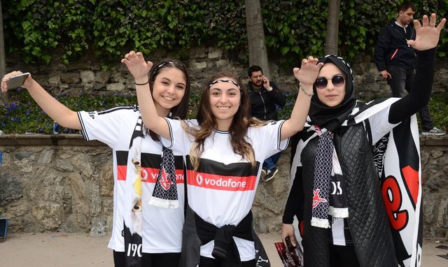 Beşiktaş Kulübü Başkanı Fikret Orman ve teknik direktör Şenol Güneş, sahaya çıkış tünelinde tribünleri seyrederek bir süre sohbet etti.