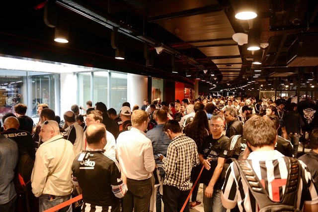 Öte yandan taraftarların arama noktalarında yığılması nedeniyle emniyet güçleri biber gazı ve tazyikli su ile grubu uzaklaştırmaya çalıştı. Müdahale sırasında bazı taraftarlar biber gazından etkilenirken, bir kişi de yaralandı. Stadın içinde bazı tribünlerde bulunan kişiler de gazdan etkilendi.