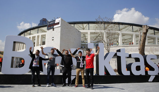Beşiktaş'ta geçmiş yıllarda futbolcu ve teknik adam olarak görev yapan isimler de Vodafone Arena'daki ilk maçı izledi.