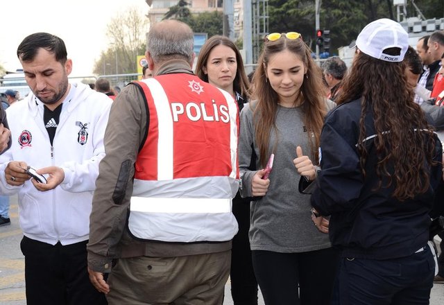 Kulüp tarihinde çeşitli dönemlerde oynamış oyuncu kadroları görüntülerde yer alırken, taraftarların en büyük sevgi gösterisi efsane başkan Süleyman Seba'ya oldu.