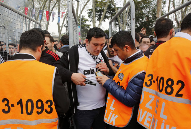 Maç öncesinde stat çevresinde güvenlik çemberi oluşturuldu. Bu nedenle bölgedeki bazı kısımlar trafiğe kapatılırken, stat çevresinde ve Kartal Yuvası'nda bulunan taraftarlar güvenlik çemberinin dışına alındı.