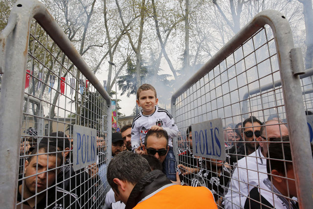 Uzun bir aradan sonra Dolmabahçe'ye dönmenin coşkusunu yaşayan taraftarlar, erken saatlerden itibaren Dolmabahçe ve Beşiktaş'ta bir araya geldi. Anadolu yakasından gelen ve deniz yolunu kullanan taraftarlar, coşkulu bir şekilde stat bölgesine ulaştı. -  