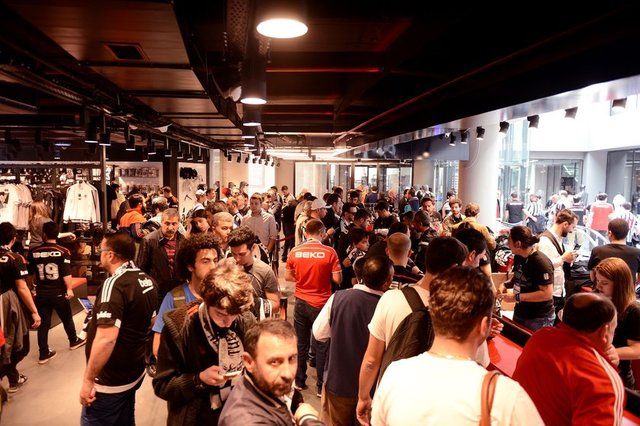 Karşılaşmayı 11. Cumhurbaşkanı Abdullah Gül ve Eski TBMM Başkanı Bülent Arınç, Türkiye Futbol Federasyonu Başkan Vekili Hüsnü Güreli de protokol tribünden izledi.