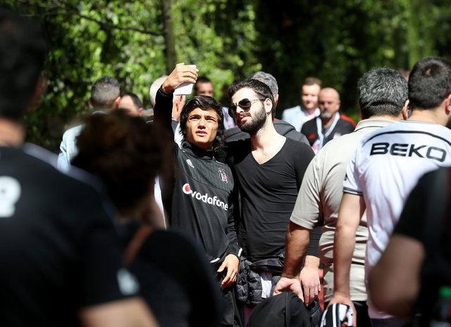 Karşılaşma öncesinde stadın yıkımından başlayıp, yapımı ve bitimine kadar hazırlanan videolar skorboardlardan paylaşıldı. -  