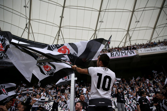 Tribün liderlerinden Alen Markaryan da sahaya inerek taraftarlara üçlü çektirdi.