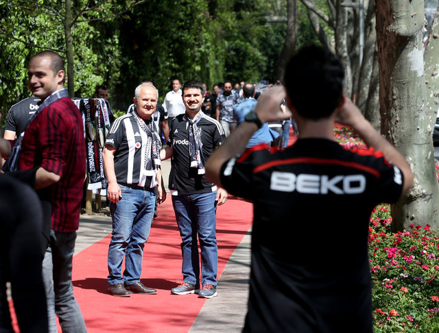 Beşiktaş, sahaya "Biz kocaman bir aileyiz, artık evimizdeyiz" yazılı pankartla çıktı.