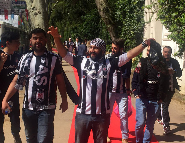 Stadın açılış maçında taraftarlar, tribünleri tamamen doldurdu.