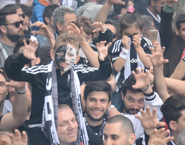 Siyah-beyazlı ekibe üst üste şampiyonluklar yaşatan İngiliz Gordon Milne ve o dönemin oyuncularından Ali Gültiken'in yanı sıra takımın 15 yıllık şampiyonluk hasretine son veren Dorde Milic, eski futbolcular Daniel Amokachi, Roberto Hilbert, teknik direktörler Bernd Schuster, Jean Tigana ve Ertuğrul Sağlam da maçı tribünden takip etti. -  