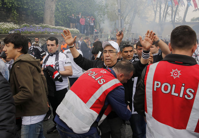 Emniyet güçleri, bileti olmayan taraftarları güvenlik bariyeri içine almazken, bu bölümün dışındakileri uzaklaştırdı.