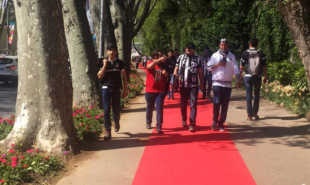 Beşiktaşlı taraftarların unutmadığı futbolcular arasında yer alan Nouma, karşılaşmayı numaralı tribünde takip ederken üçlü çektirerek siyah-beyazlıları coşturdu.