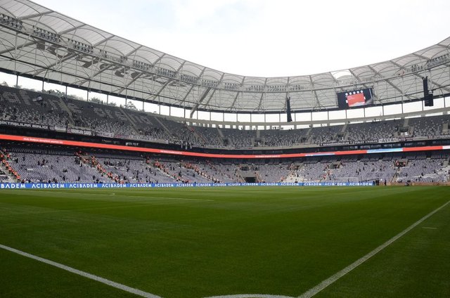 Vodafone Arena'da ilk kez bir maça çıkmanın heyecanını yaşayan siyah-beyazlı oyuncular, taraftarların sevgi gösterisine alkışlarla karşılık verdi. Kısa süre saha zemininde tribünleri seyreden futbolcular, daha sonra soyunma odasına gitti.