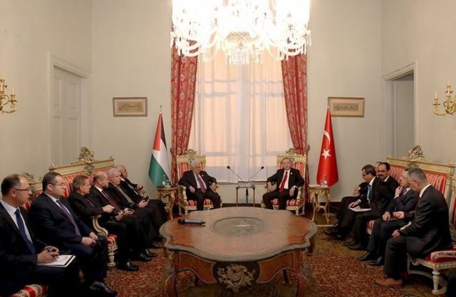 Görüşme, Cumhurbaşkanı Erdoğan'ın zirveye katılan heyet başkanları onuruna verdiği akşam yemeği sonrasında, Dolmabahçe Sarayı'nda gerçekleşti.