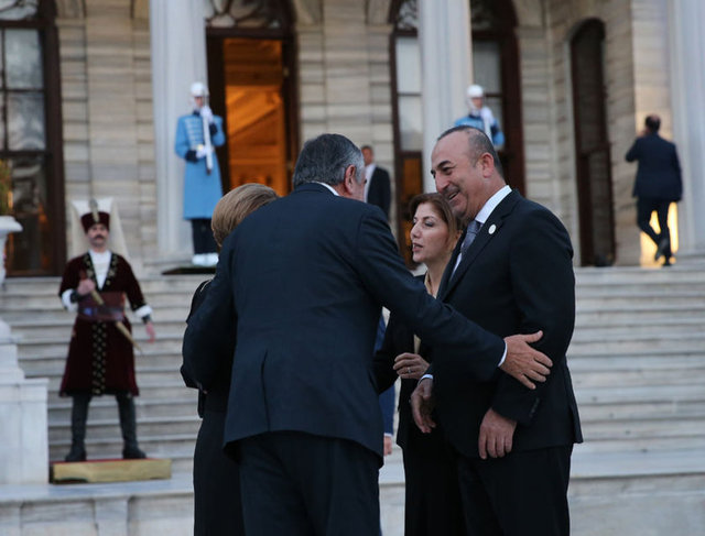 Aile fotoğrafında Cumhurbaşkanı Erdoğan'ın her iki yanında Brunei Sultanı Hasan el-Bulkiye Muiziddin Va'dullah ile Suudi Arabistan Kralı Selman bin Abdülaziz Al-Suud yer aldı.
