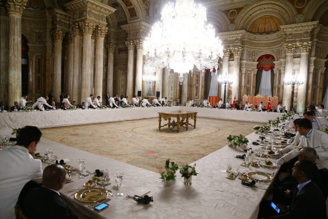 Adalet ve barış için, birlik ve dayanışma temasıyla düzenlediğimiz zirvede, alacağımız kararların İslam alemine hayırlı olmasını diliyorum. Kararları vermek kadar, onları layıkıyla uygulamak da önemlidir. Bu zirveden en büyük beklentimiz, tüm dünyadaki Müslümanlara İslam ülkelerinin birlik ve beraberlik içinde oldukları mesajını verebilmektir.