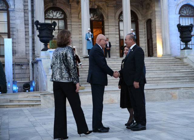 Suudi Arabistan Kralı Selman bin Abdülaziz Al-Suud, Azerbaycan Cumhurbaşkanı İlham Aliyev, İran Cumhurbaşkanı Hasan Ruhani, Katar Emiri Temim Bin Hamad Al Sani, Bosna Hersek Devlet Başkanlığı Konseyi Başkanı Bakir İzzetbegoviç, Kazakistan Cumhurbaşkanı Nursultan Nazarbayev, Filistin Devlet Başkanı Mahmut Abbas'ın da aralarında bulunduğu İslam ülkelerinin liderleri, İslam İşbirliği Teşkilatı 13. Zirvesi"nin düzenlendiği İstanbul Kongre Merkezi'ne sabah saatlerinden itibaren gelmeye başladı.